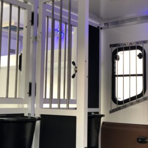 Liten mellanvägg med galler
