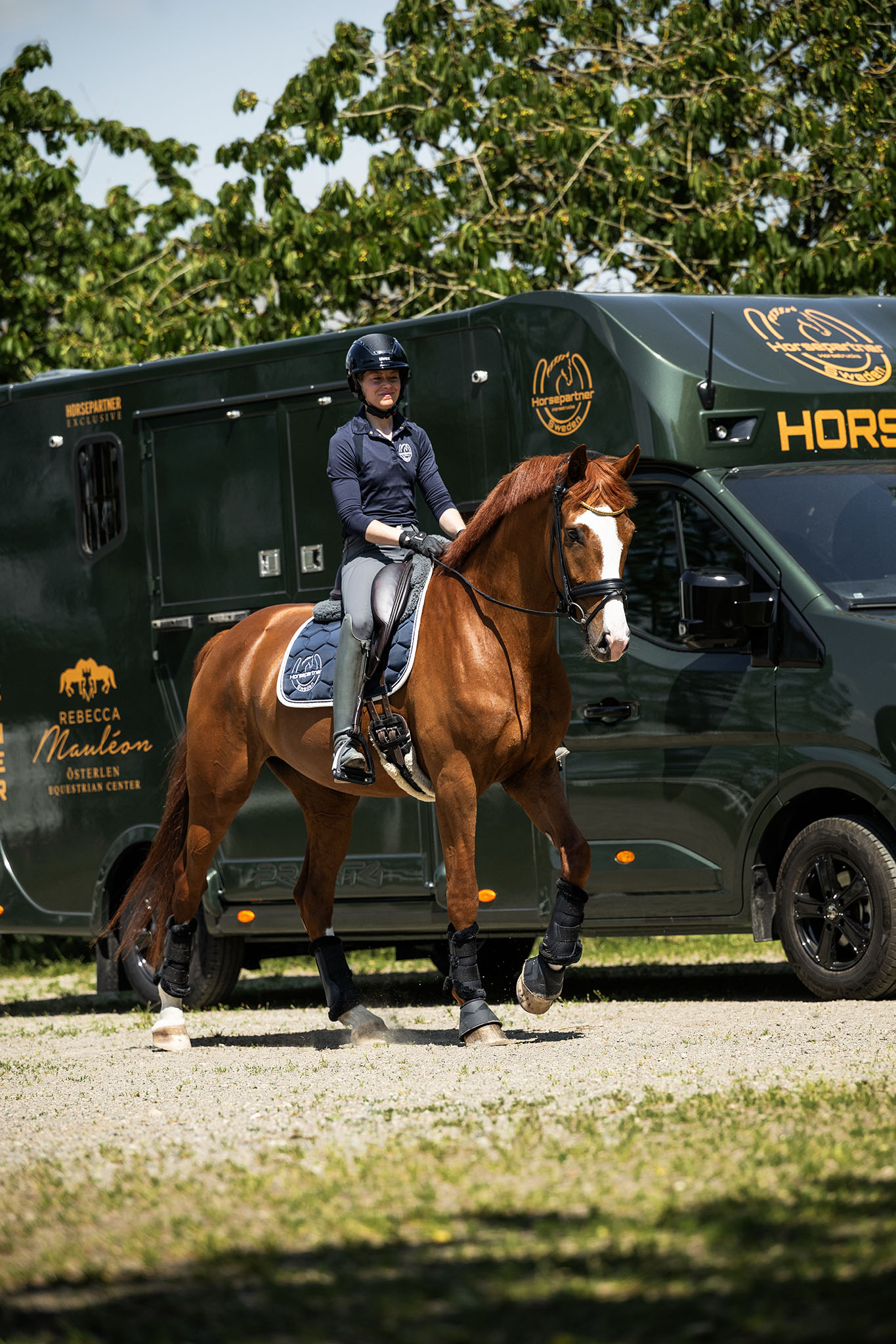 Häst och ryttare framför Horsepartner Exclusive
