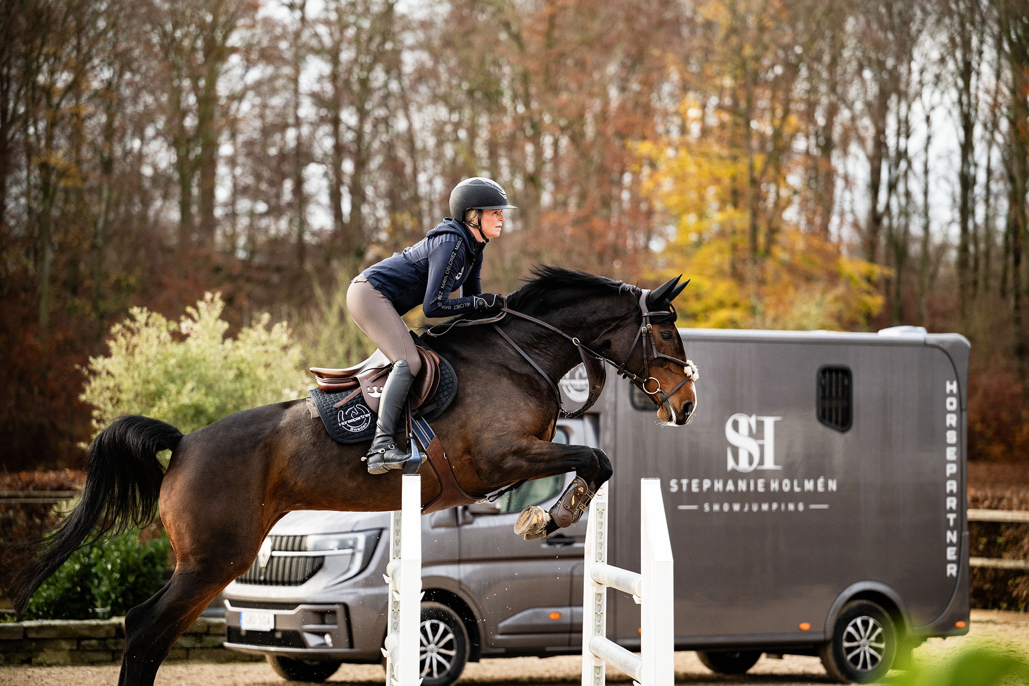 Horsepartner hästlastbil vid ridbanan