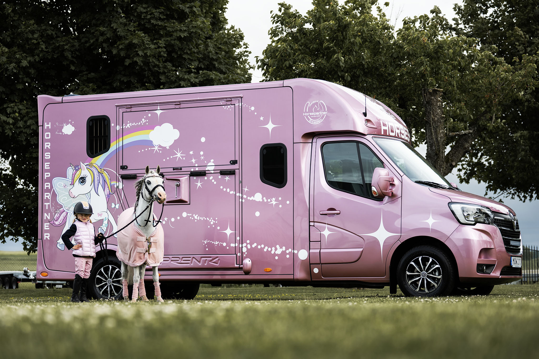 Barn och ponny framför Horsepartner Unicorn Edition